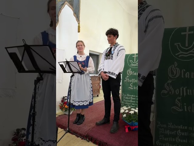 Lisa Gärtner und Jonathan Servatius-Depner in der Kirche von Schönau