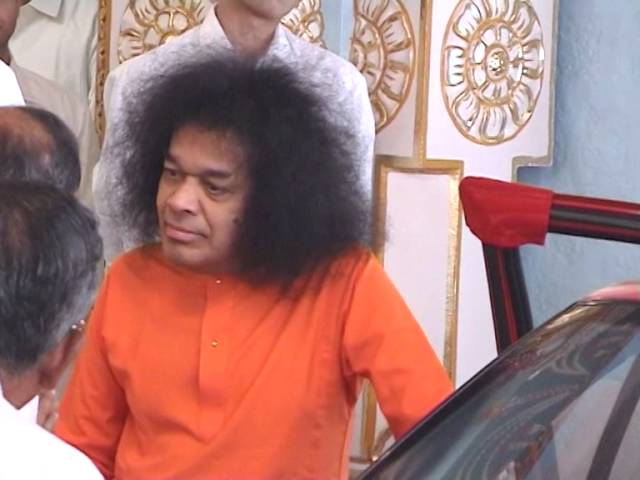 Swami interacting with devotees near interview room in the portico | Thursday Sai Darshan 03