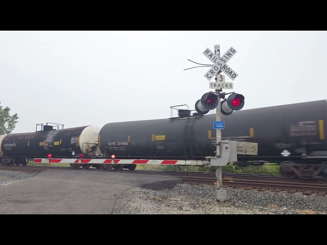 *New Gate Lights* NS 4935 Leads Manifest w/ UP East | Mathews Rd. Railroad Crossing, Millbury, OH