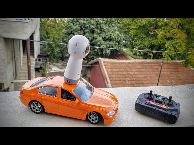 Uzaktan kumandalı oyuncak arabanın üzerine monte Samsung Gear 360 ile 360 derece video kaydı.