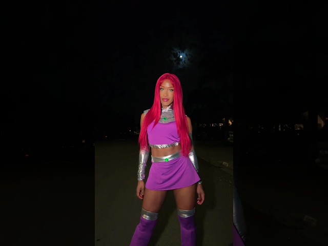 The moon was a paid background actor #starfire#teentitans#halloween#costume￼