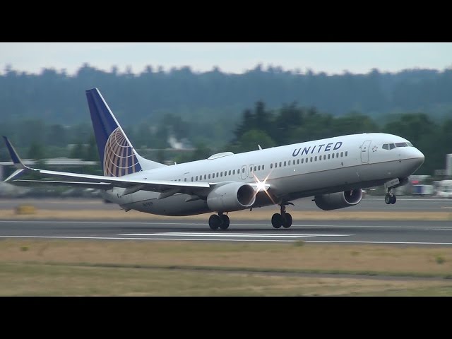 United Airlines N69819 737-900ER Takeoff Portland Airport (PDX)