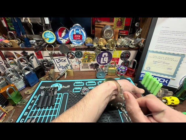 #ShacklemenP6 Challenge Empty the clip 🖇️￼ #shacklemen #locksport #handcuff #escape ￼