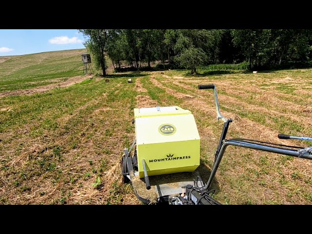 Caeb MP550 Mini Baler In Action.