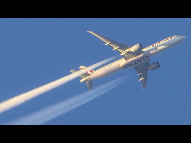 AIRPLANES WITH CONTRAILS - BOEING 787 meets another B787 at CRUISE ALTITUDE (4K)