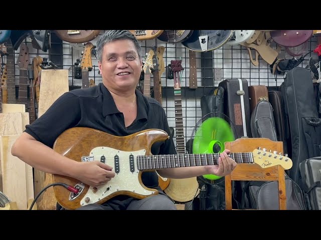 Amazing Blind Vietnamese Musician Plays Guitar in a Traditional Vietnamese Music Style