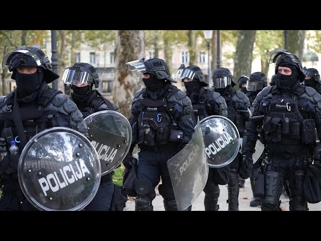 Protesti ljubljana 5.10.2021,  Policijski psi komaj dihali v solzilcu !