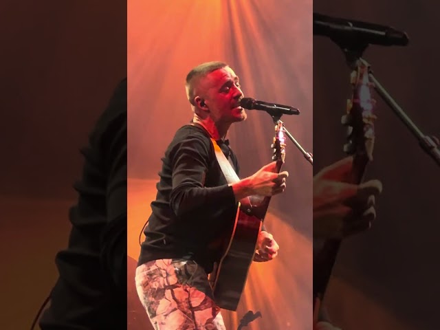Dermot Kennedy sings Outnumbered Philly 