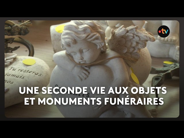Second-hand sale: funeral monuments, urns, vases, crucifixes...