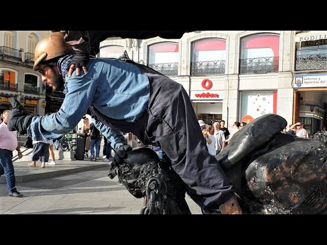 Floating and Levitating Trick | Amazing Street Performers | Madrid Spain