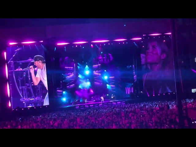 Luke Bryan singing Play It Again 