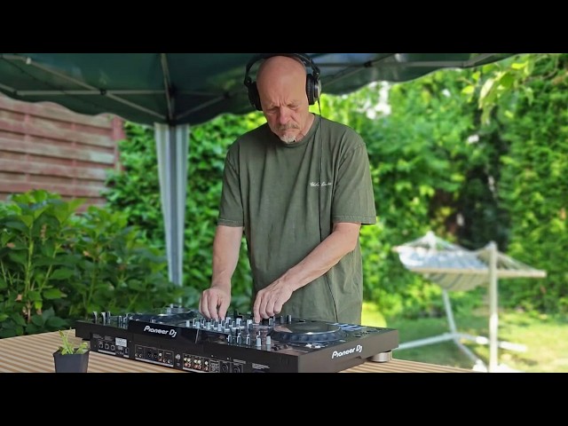 Hypnotic Techno in my Garden / Deep Driving Sound