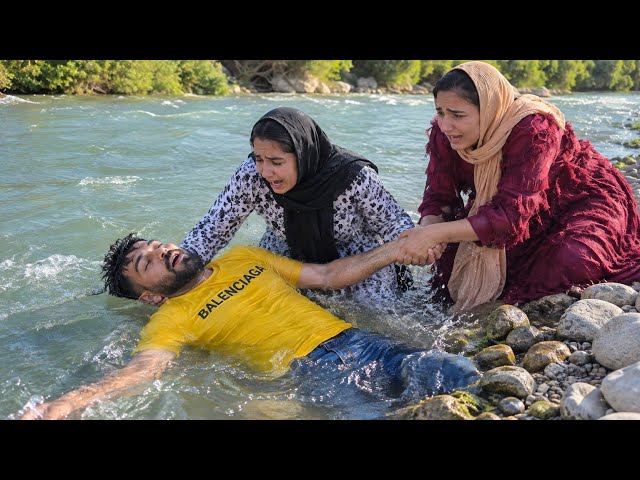 Shocking rescue of a man from the river! 😱 Two women fight to save his life.