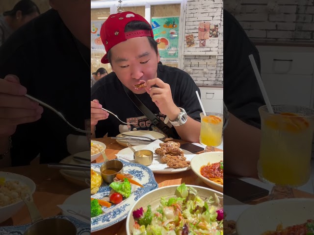 我已经找到了比（萨莉亚）更“牛”的快餐店了，要服务有服务，要上菜速度有速度，要摆盘有摆盘，每道菜都是“儿童”最爱的口感口味。你看这惠灵顿牛排，蟹柳温泉蛋、芝士鸡翅、番茄意面、谷物水果、果味饮品！！！