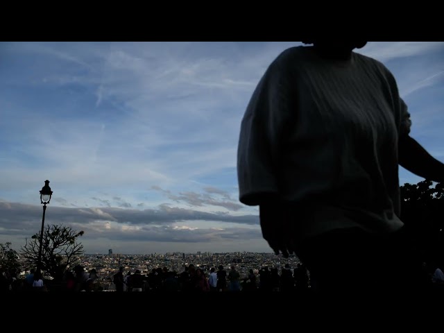 Éclats-temps : Montmartre, foule, ciel bleu