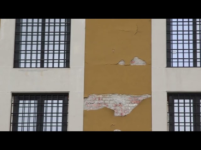 Crolla per la pioggia il controsoffitto dell'aula bunker a Milano, salta il processo