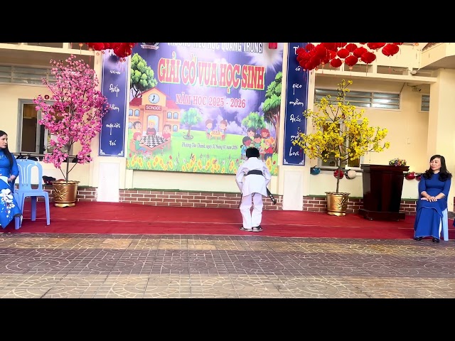 Mình biểu diễn tại trường nha 