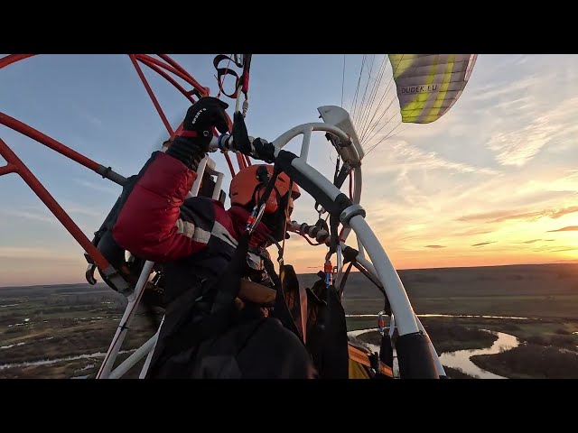 Flying into the autumn sunset 🪂🌅