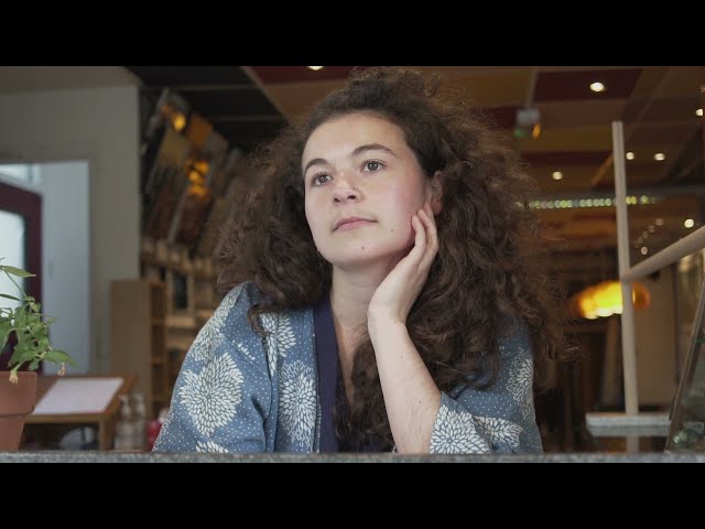 A singer-songwriter in London | Flo Perlin