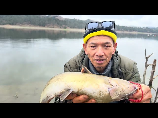 Catch fish fishing from the bank { San Pablo Dam reservoir)