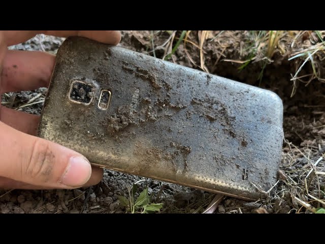 Galaxy S5 buried for 1 year