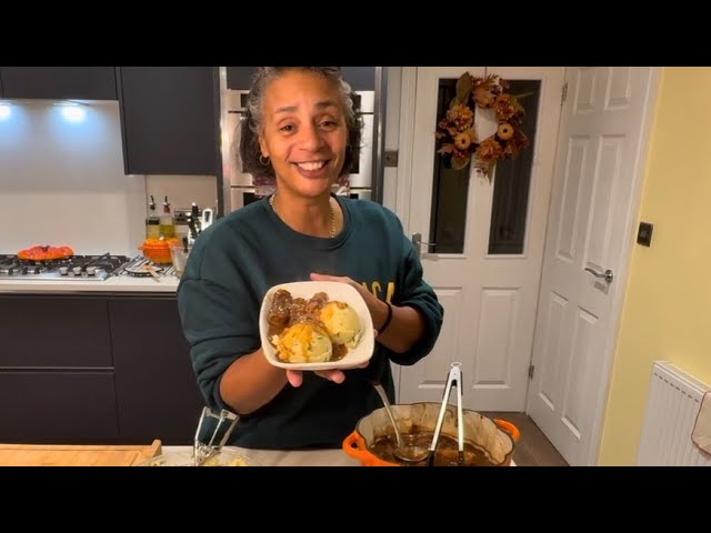 Homemade Balsamic Onion Gravy | Sausages & Creamy Smoked Cheese Mash