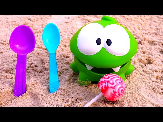 Om Nom juega con moldes para niños. Juegos con arena. Juguetes infantiles