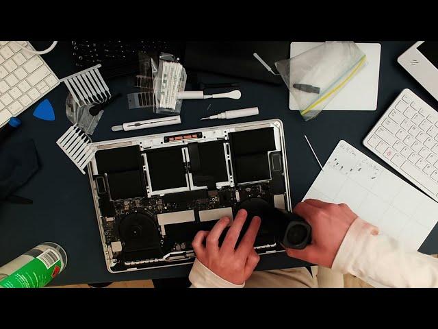 Cleaning internals of MacBook Pro 2017