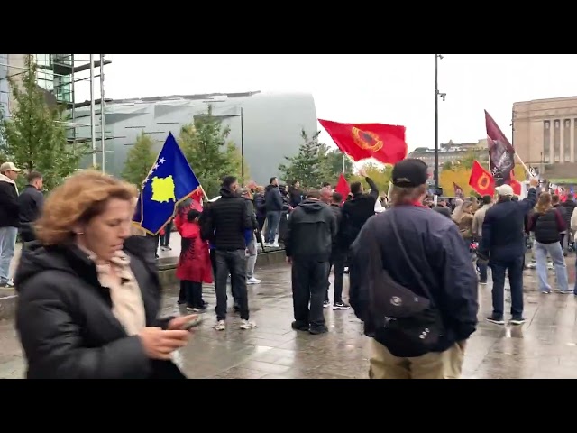 Kosovolaisten mielenosoitus sotarikoksista tuomittujen puolesta