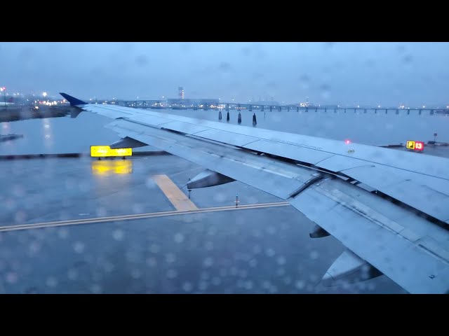 United Airlines (UA1599) Airbus A320 takeoff from LaGuardia International Airport to ORD