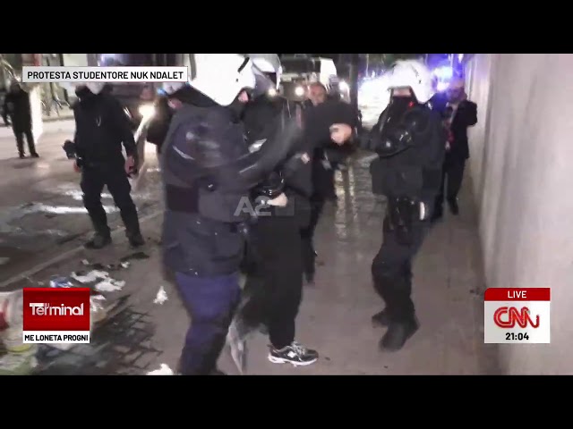 Policia hedh gazlotsjellës përpara lokalit, mësyn ambientet për të kapur protestuesit -Armend Pire