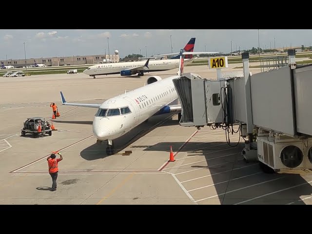 Delta Airlines CRJ700 Pulling Into Gate at Indianaoplis Int'l Airport (IND)