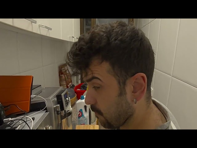 Rubén se prepara café 180 injected