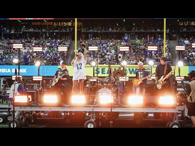 Soundgarden - Outshined / Spoonman (Live at Lumen Field ft. Taylor Momsen & Mike McCready)