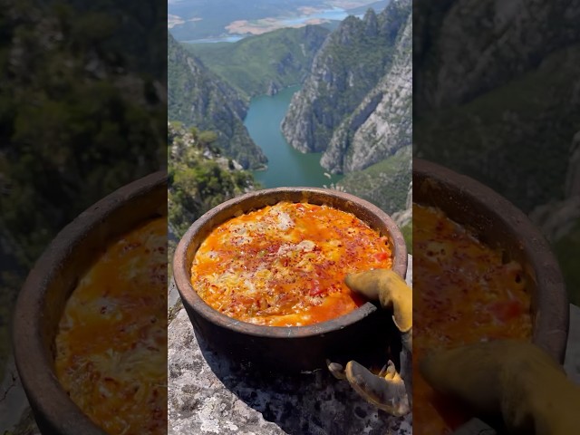 Zirvede Kiremit Tavada Menemen - Cooking menemen in a tile pan at the top