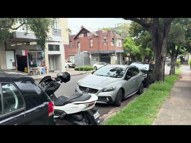 Bán máy ảnh kiếm tiền đi du lịch tiếp, lần đầu đi giao dịch ở Sydney.