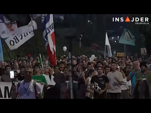 Kolona građana u Valjevu prolazi pored Policijske uprave na protestu "Valjevo pamti"