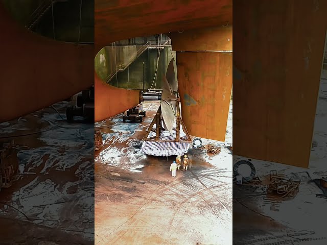 Have you ever seen such a big propeller? #shippinglogistics #timelapse