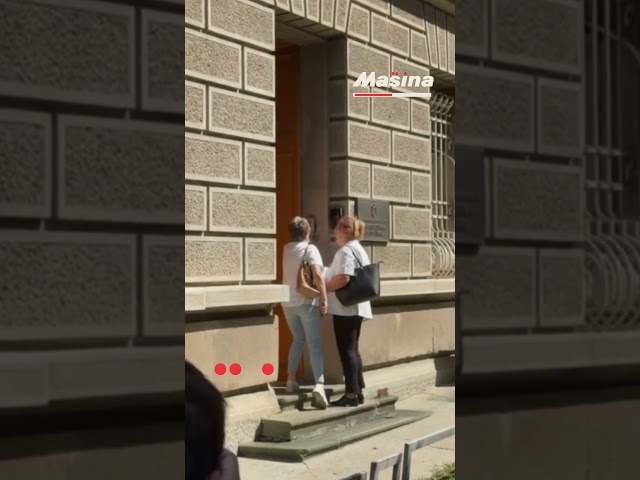 Radnice Apoteka Beograd ulaze u Predsedništvo.