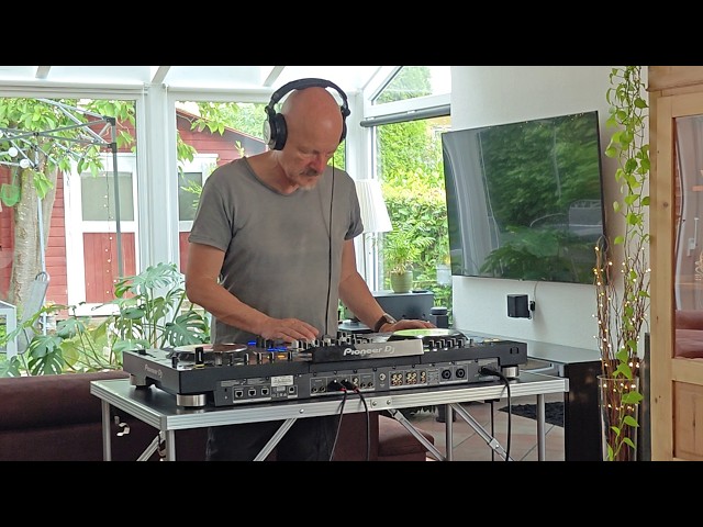 Old School Hypnotic Techno –  I playing a set in the style of my early DJ days.