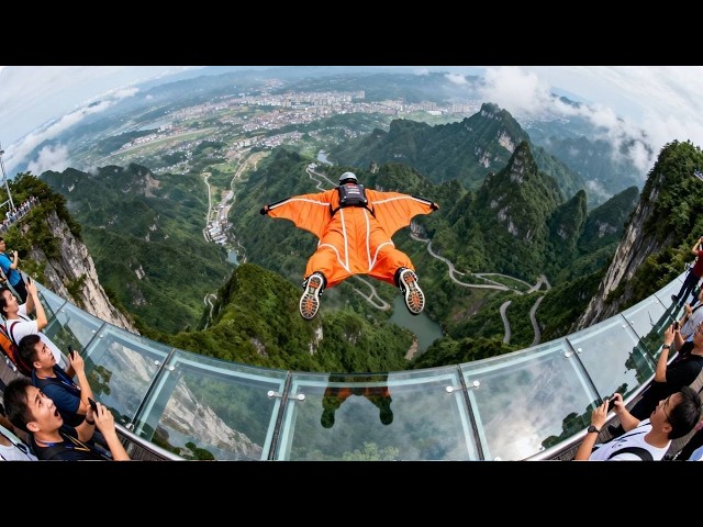 The 1500-meter-high mountain top flew down to the bottom amidst the onlookers of tourists