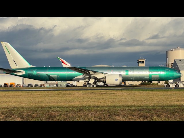 🚨 BRAND NEW Emirates Boeing 777-9 Rolls Out of Boeing Factory! First Look at the New 777X 🇦🇪