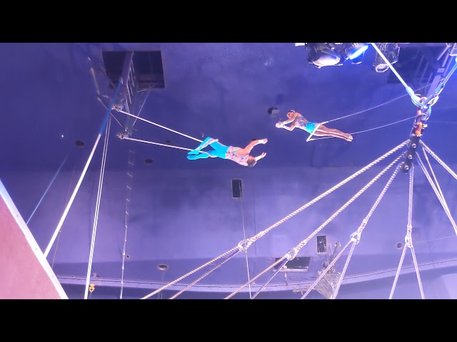 4 people going flying in the show it was so crazy Trapeze show Circus Circus full show.