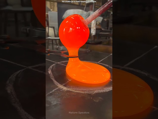 How Glassblowers Control 1000°C Molten Glass! 🤯 #shorts