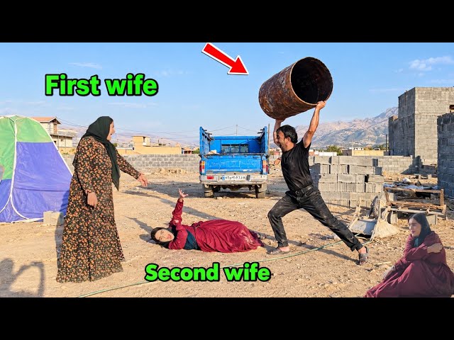 Fierce fight between two spouses over the room; Faraj angrily threw the barrel at the second spouse😡