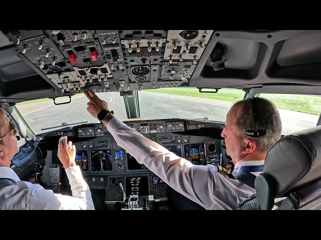 WHAT DOES A PILOT SEES DURING TAKE OFF?? Boeing 737 800 Cockpit View Departing From Maastricht