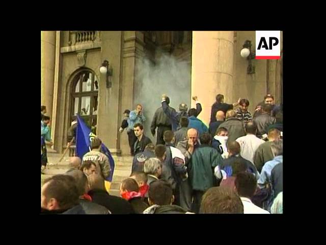 YUGOSLAVIA: ANTI MILOSEVIC PROTESTS: PARLIAMENT