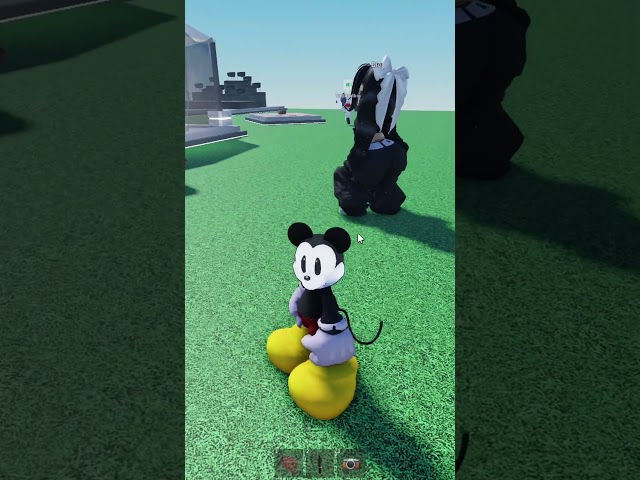 Mickey experiences an EARTHQUAKE 😭💥 #roblox