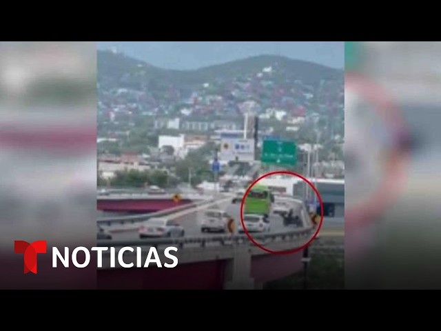 Vea cómo un motociclista cae casi 50 pies de un puente en Monterrey, México | Noticias Telemundo