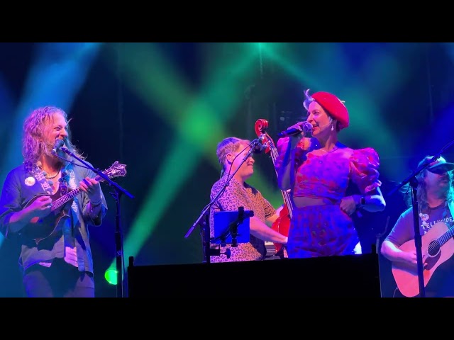 “Islands In The Stream” [Enhanced Audio] - Greensky Bluegrass with Lindsay Lou 12/6/23 Strings & Sol